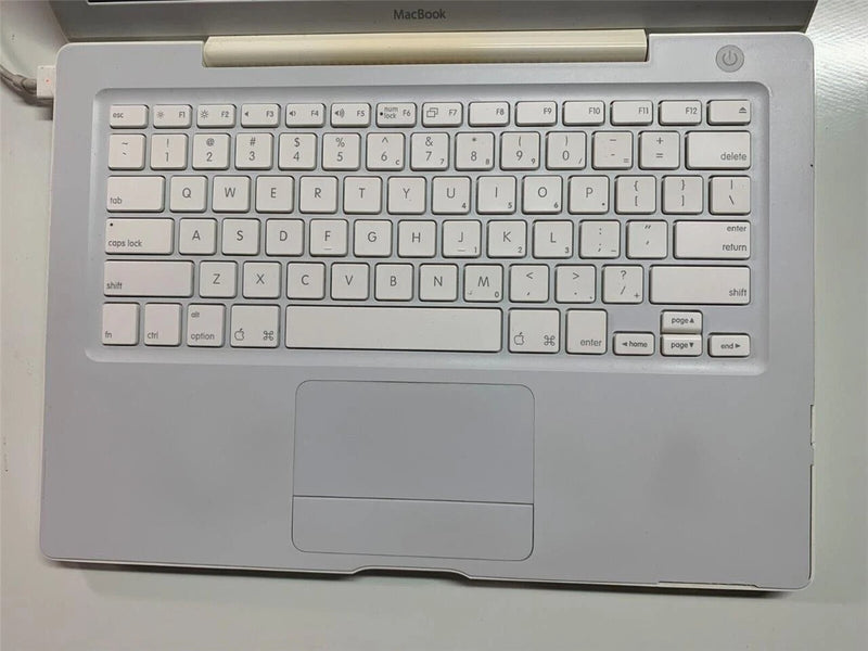 Apple Macbook A1181 13.3" core Duo 2 GHz 2GB RAM 320GB HDD