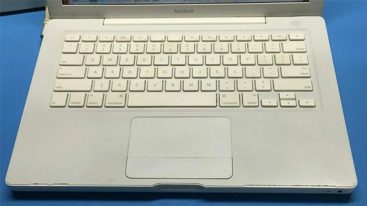 Apple MacBook 2008 A1181 13.3" core 2 Duo 2.4GHz 3GB RAM 160GB HDD + Office